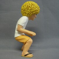 「アフロ田中 フィギュアストラップ 金髪ver.」を右向きにした状態。(C)のりつけ雅春/小学館　ビッグコミックスピリッツ連載中