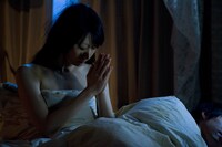 原作ファンにはおなじみのベッドシーン。(C)瀧波ユカリ／講談社　(C)臨死!! 江古田ちゃん製 作委員会