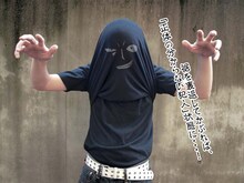 「黒ずくめの組織Tシャツ」使用例。(C)青山剛昌／小学館・読売テレビ・TMS 1996