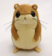 愛らしい瞳でこちらを見つめる「チクビぬいぐるみ」。 (C)桜井のりお（週刊少年チャンピオン）／みつどもえ製作委員会