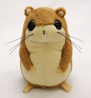 愛らしい瞳でこちらを見つめる「チクビぬいぐるみ」。 (C)桜井のりお（週刊少年チャンピオン）／みつどもえ製作委員会