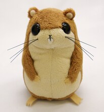 愛らしい瞳でこちらを見つめる「チクビぬいぐるみ」。 (C)桜井のりお（週刊少年チャンピオン）／みつどもえ製作委員会