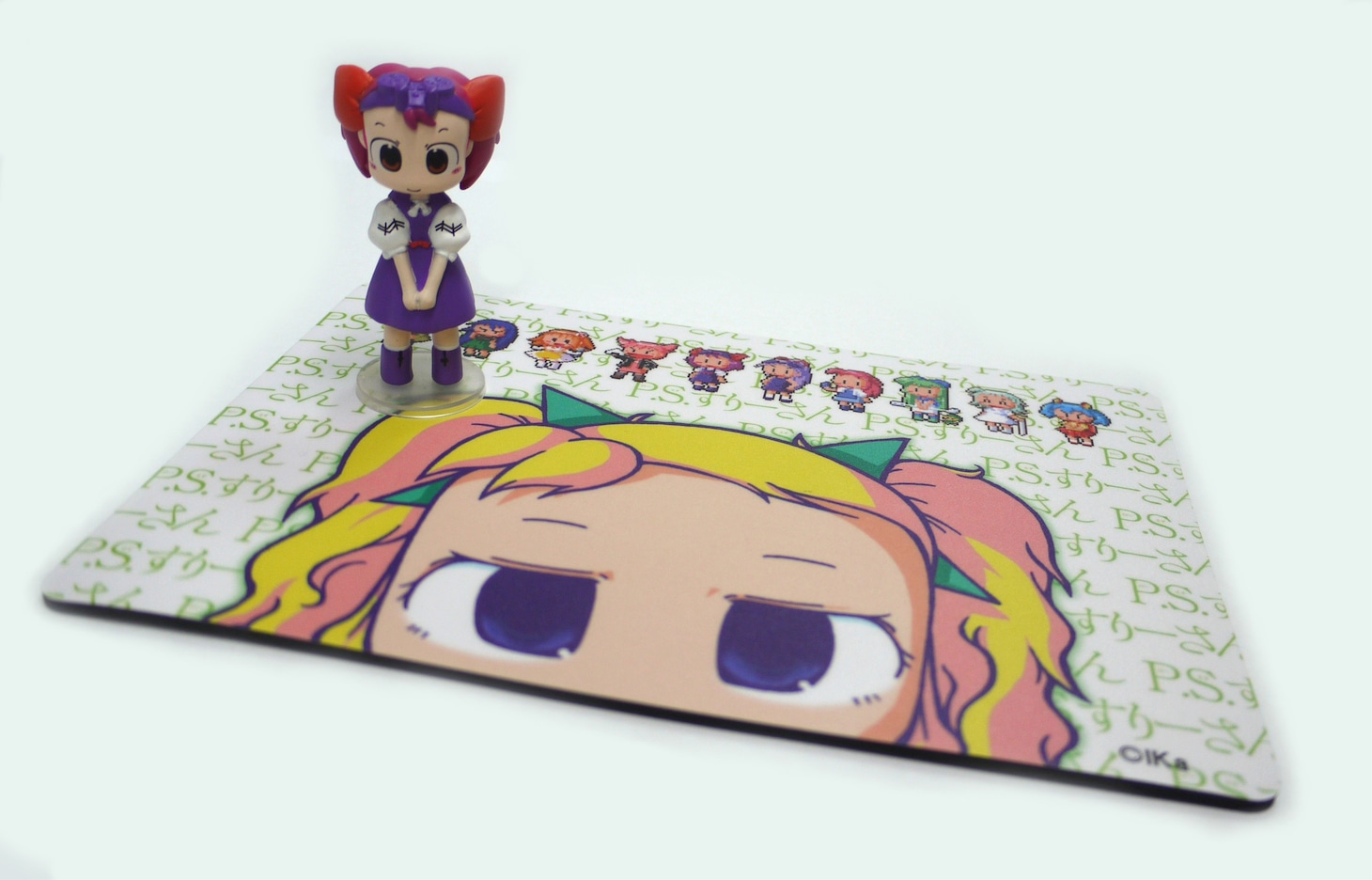 Amazon限定版に付くすりーさんのフィギュアとマウスパッド。(C)IKa  (C)MICRO MAGAZINE