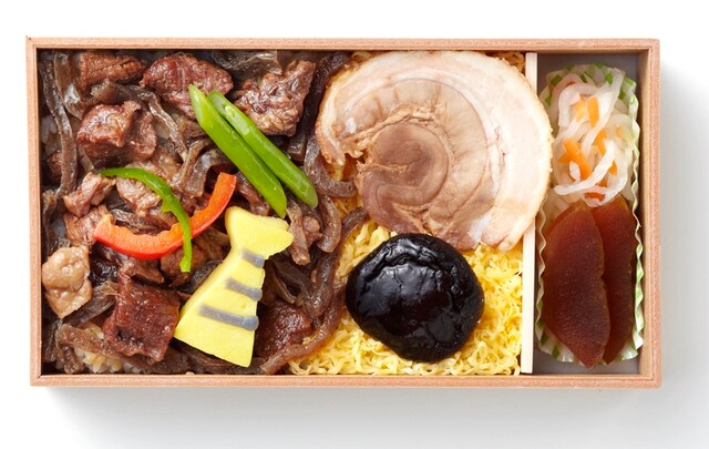 この会場でしか手に入らない「阪神沿線 ぼっかけ弁当」には、阪神だけに虎柄のメガホン型かまぼこもライドオン！