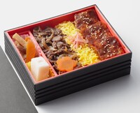 黒豚と黒毛和牛が大胆にライドオンした「曽於さくら牛・黒豚競演 鹿児島よくばり弁当」。