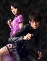 イラストの元となった「ブラック・エンジェルズ」実写版キービジュアル。（c）2011 ジェネオン・ユニバーサル・エンターテイメント