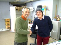 摺師・尾崎正志（左）と江口寿史（右）
