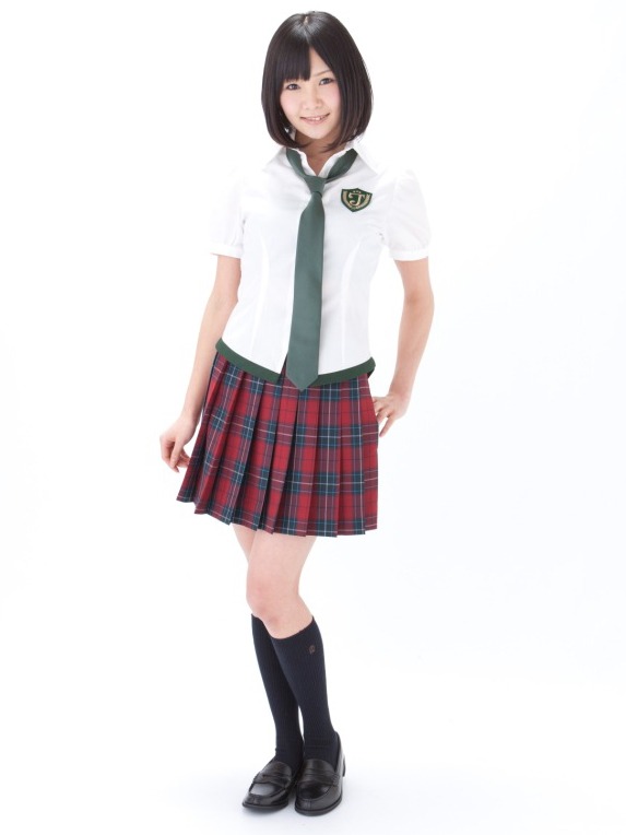 「第3新東京市立第壱中学校女子制服」を着用した様子。
