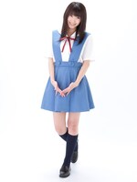 「第3新東京市立第壱中学校女子制服」を着用した様子。