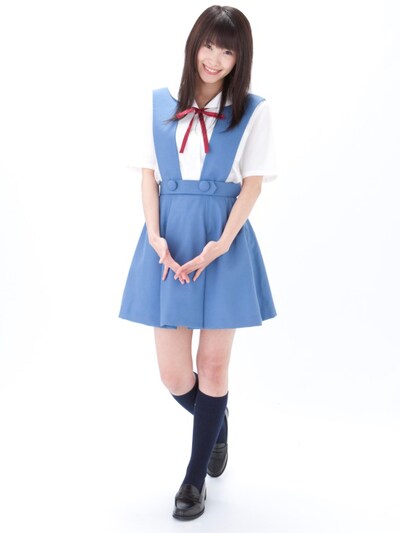 「第3新東京市立第壱中学校女子制服」を着用した様子。