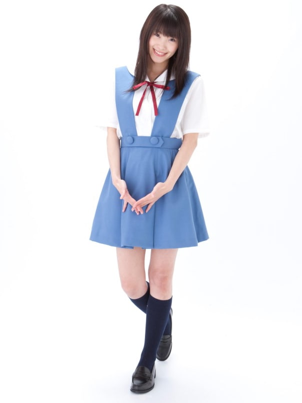「第3新東京市立第壱中学校女子制服」を着用した様子。