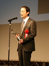 スピーチをする大賞受賞者の岩明均。