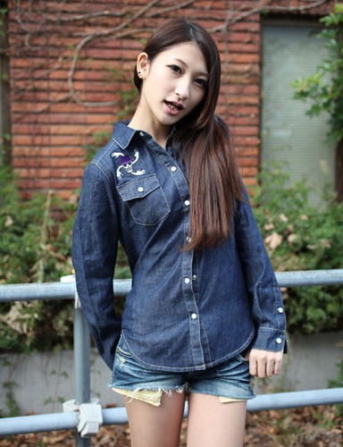 「PIRATES WORK WEAR」ロビンモデルを着用した様子。(C)尾田栄一郎／集英社・フジテレビ・東映アニメーション