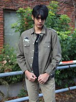 「PIRATES WORK WEAR」ゾロモデルを着用した様子。(C)尾田栄一郎／集英社・フジテレビ・東映アニメーション