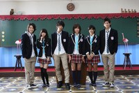 （左から）田村史也役の菅田将暉、小宮山麻美役の逢沢りな、小宮山ヨウ役の溝端淳平、長嶋晴菜役の大野いと、高橋真巳役の宮澤佐江（AKB48）、朝丘唯役の古川雄輝。(C)2011『高校デビュー』製作委員会　(C)河原和音／集英社