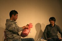 1歳の誕生日を迎えた吉田の長女へ、榎本からプレゼントが贈られた。