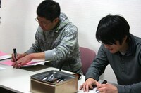 サイン会に臨むふたり。子連れの参加者とは、育児トークに花を咲かせていた。