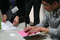 サイン会に臨む吉田。