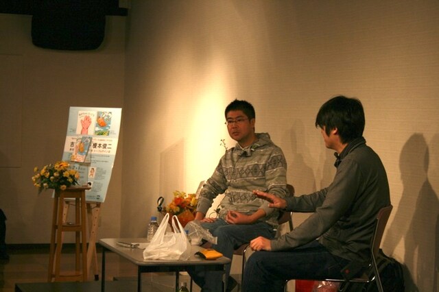 顔を合わせるのは数年ぶりというふたりだが、終始息の合ったトークで楽しませてくれた。左から吉田戦車、榎本俊二。