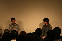 定員120人の客席は満席。時折場内に響く赤ちゃんの泣き声にもふたりは笑顔で応じる。