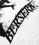 「ガッツ」Tシャツ（ホワイト）(C)三浦建太郎 / 白泉社