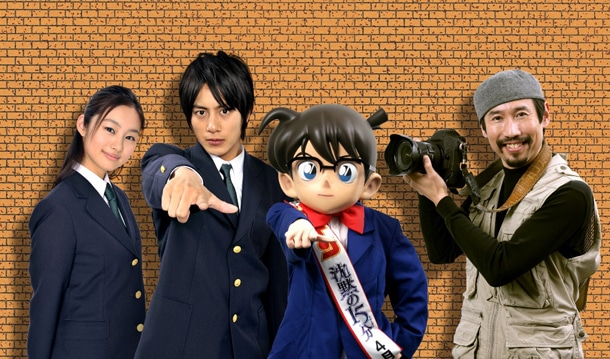 写真左から毛利蘭役の忽那汐里、工藤新一役の溝端淳平、コナン君、戦場カメラマンの渡部陽一。