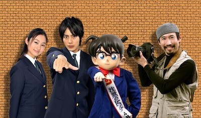 写真左から毛利蘭役の忽那汐里、工藤新一役の溝端淳平、コナン君、戦場カメラマンの渡部陽一。