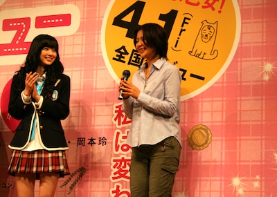 舞台挨拶で映画「高校デビュー」の感想を語る河原和音（右）と逢沢りな（左）。