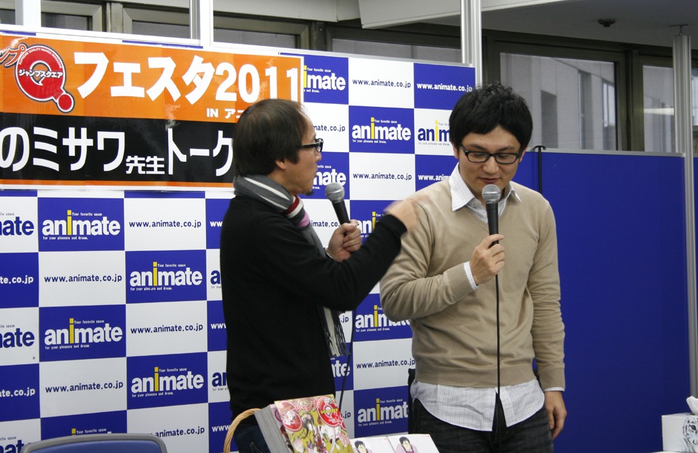 35人しか人が集まらなかったのはミサワ自身の問題だとミサワ（右）に詰め寄る茨木部長（左）。