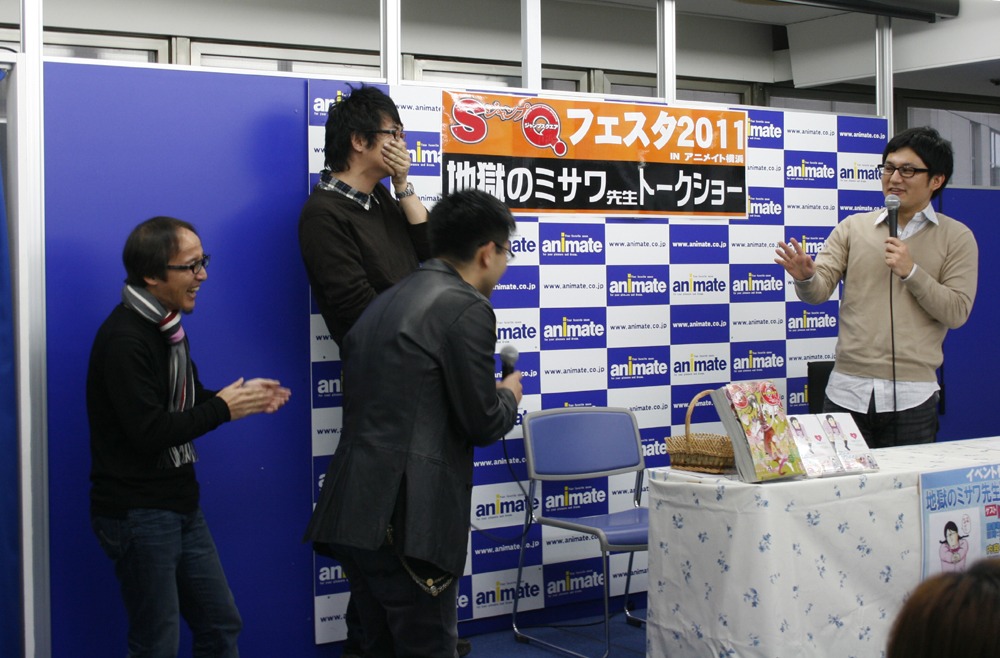「偉い人の謝罪がほしい！」というミサワに対し、渋々謝罪する嶋編集長（中央手前）。