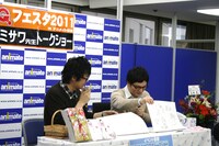 参加者が描いたキャラクターをジャッジするミサワ。