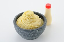 「土方特製マヨ丼一人前」は、ハンバーグ入りのあっさりマヨネーズ風味リゾット。昨年の好評メニューがサイズを見直して再登場した。マヨネーズに見えるのは、マヨ風味のマッシュポテトなのでご安心を。土方のようにさらに足したい向きには、別添えのパッケージからどうぞ。(C)空知英秋／集英社・テレビ東京・電通・サンライズ・アニプレックス