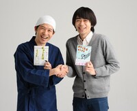 撮影後に、握手を交わす宮川（左）と木下。