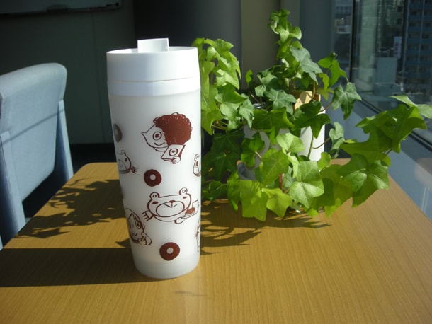 「オノクマカフェ」で販売されるタンブラー。