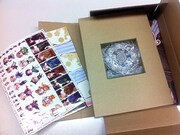 シールやトランプ、そして一番奥に画集が。