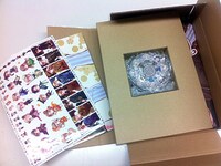 シールやトランプ、そして一番奥に画集が。