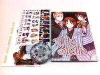 左から、ポスター、シール、缶入りミニキャラ大集合トランプ、そして画集。