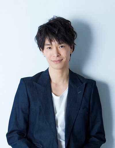 鈴木先生役の長谷川博己。メガネとループタイを着用した姿を楽しみにしておこう。