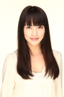 秦麻美役の臼田あさ美。
