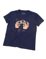 「ATUM」ネイビー(C)Hirohiko Araki & LUCKY LAND COMMUNICATIONS / SHUEISHA