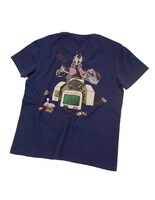 「ATUM」ネイビー(C)Hirohiko Araki & LUCKY LAND COMMUNICATIONS / SHUEISHA