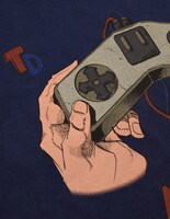 「ATUM」ネイビー　(C)Hirohiko Araki & LUCKY LAND COMMUNICATIONS / SHUEISHA