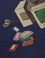 「ATUM」ネイビー　(C)Hirohiko Araki & LUCKY LAND COMMUNICATIONS / SHUEISHA