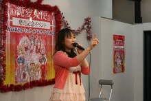 歌う種村有菜。