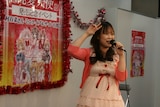 振り付けを交えながら「純愛☆フォーチュン」を歌う種村有菜