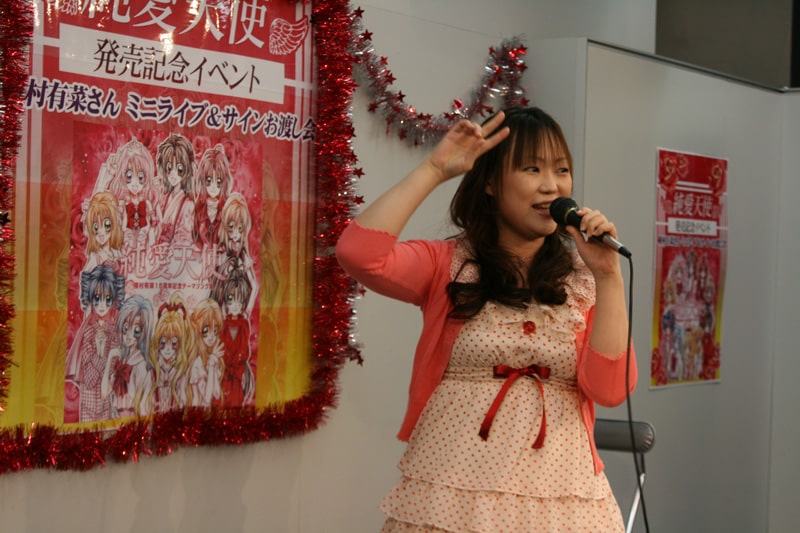 振り付けを交えながら「純愛☆フォーチュン」を歌う種村有菜
