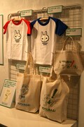 物販コーナー。「KODOMO USAGI」Tシャツはキッズサイズ（110cm）の1サイズのみ。色は赤と青が用意されている。