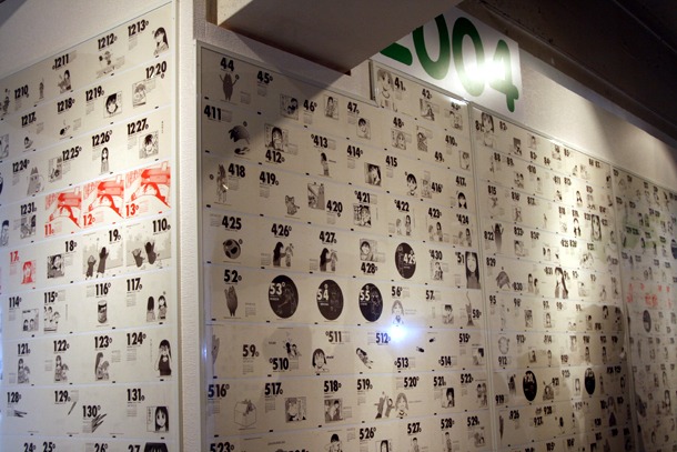 「よつばと10年1日展」会場風景。