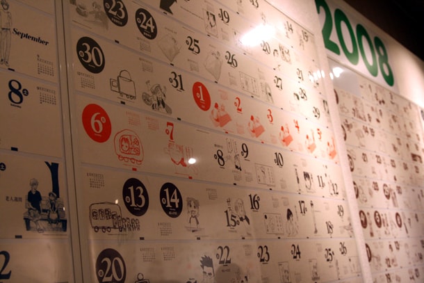 会場の壁には日めくりがびっしりと。