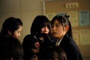 「鈴木先生」より、中村加奈役を演じる未来穂香（写真右）。（C）武富健治／双葉社（C）「鈴木先生」製作委員会